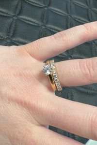 Vigselring Flemming Uziel Signo B091 med diamant i 18 k guld.