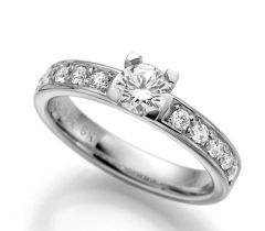 Vigselring Schalins Norrsken Gnistra i platina med 0,80 ct. diamanter.